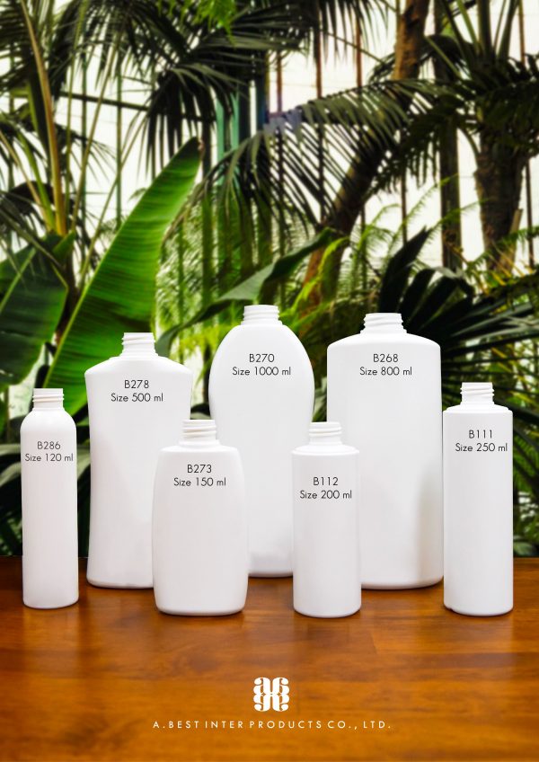 ขวดพลาสติก HDPE ของโรงงานผลิตบรรจุภัณฑ์เครื่องสำอาง ที่มีหลากหลายขนาดและรูปทรง วางบนพื้นไม้ ที่มีพุ่มไม้ต่างๆเป้นพื้นหลัง