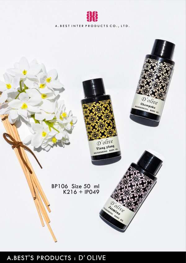 ขวดขนาดเล็กสำหรับพกพา 3ขวด นอนบนพื้นสีขาวที่ขวดทำสีดำสกรีนลวดลายไทยลงบนบรรจุภัณฑ์หลายสี และมีประดับดอกไม้และก้านน้ำหอมเป็นช่อวางอยู่ด้านข้างขวด