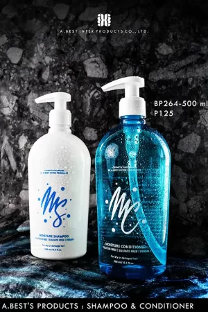 ขวดบ่ามนสโลป สีฟ้าและสีขาว คู่ปั๊มครีมสีขาว วางบนพื้นสีดำมีลาย