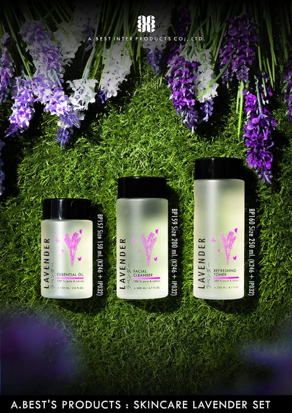 ขวดพลาสติกทรงกระบอกสีใสพ่นด้าน 3 ขนาด มีขนาดตั้งแต่ 150 ml 200 ml และ 250 ml และยังมีฝาเกลียวพลาสติกสีดำที่ใช้ร่วมกันกับ ขวดพลาสติกทั้ง 3 ขนาด และมีงานสกรีนคำว่า Lavender รวมไปถึงลายช่อดอกไม้ลาเวนเดอร์ที่มีผีเสื้อบินรอบๆวางเรียงกันจากเล็กไปใหญ่ บนพื้นหญ้า