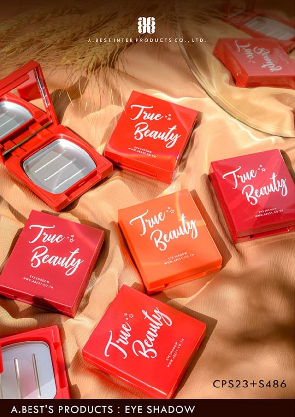 ตลับอายแชโดว์ True Beauty มาพร้อมกับจานแป้งและกระจกในตัวตลับอายแชโดว์ วางบนผ้าสีน้ำตาลนู้ด มีกระจุกกลมวางมุมขวามือ และมีหญ้าวางมุมบนเป็นช่อ
