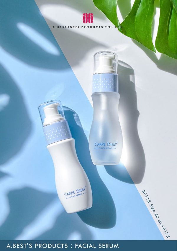 ขวดเครื่องสำอางพลาสติก 40 ml ของบริษัทเอ.เบสท์ อินเตอร์ โปรดักส์ จำกัด สามารถทำสีได้ทั้งสีใส และสีทึบ อีกทั้งยังสามารถพ่นด้านบนตัวขวดเครื่องสำอางพลาสติก 40 ml ให้มีความโดดเด่น มาพร้อมปั๊มแบบหยดที่เข้าคู่กัน มีลวดลายบนตัวครอบของปั๊มแบบหยด และมีงานพิมพ์สกรีนข้อความบนขวดเครื่องสำอางพลาสติก 40 ml ว่า Carpe Diem Facial serum วางบนพื้นสีฟ้าขาว มีเงาของใบไม้ด้านซ้าย และมีใบไม้วางมุมบนขวา
