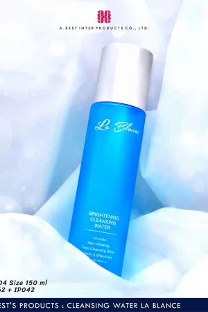 ขวดทรงกระบอกสีฟ้า มาพร้อมกับฝาครอบอลูมิเนียมสีเงินด้าน ขนาด 150 ml ที่ทางบริษัทเอ.เบสท์ อินเตอร์ โปรดักส์ จำกัด เป็นโรงงานผลิตบรรจุภัณฑ์เครื่องสำอางในประเทศไทย ขวดทรงกระบอกสีฟ้าพ่นด้านมีลักษณะคล้ายขวดแก้ว บนขวดพิมพ์ข้อความว่า LA BLANCE เป็นตัวเขียนสีขาว โดยขวดทรงกระบอก วางเอียงบนผืนผ้าสีขาวที่มีแสงระยิบระยับถูกเบลออยู่บริเวณรอบขวด