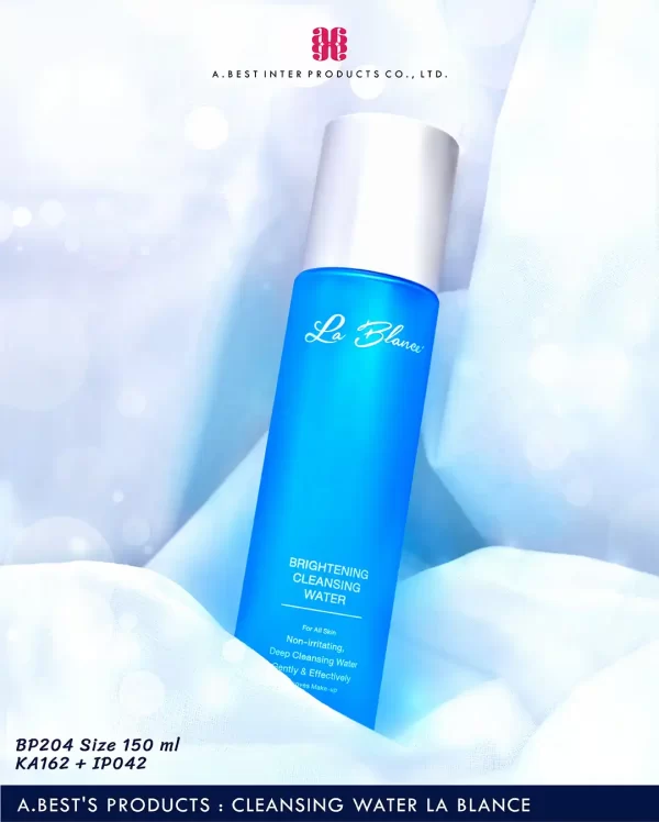 ขวดทรงกระบอกสีฟ้า มาพร้อมกับฝาครอบอลูมิเนียมสีเงินด้าน ขนาด 150 ml ที่ทางบริษัทเอ.เบสท์ อินเตอร์ โปรดักส์ จำกัด เป็นโรงงานผลิตบรรจุภัณฑ์เครื่องสำอางในประเทศไทย ขวดทรงกระบอกสีฟ้าพ่นด้านมีลักษณะคล้ายขวดแก้ว บนขวดพิมพ์ข้อความว่า LA BLANCE เป็นตัวเขียนสีขาว โดยขวดทรงกระบอก วางเอียงบนผืนผ้าสีขาวที่มีแสงระยิบระยับถูกเบลออยู่บริเวณรอบขวด