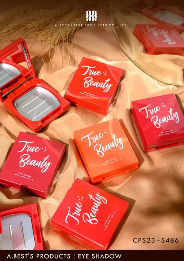 ตลับอายแชโดว์ True Beauty มาพร้อมกับจานแป้งและกระจกในตัวตลับอายแชโดว์ วางบนผ้าสีน้ำตาลนู้ด มีกระจุกกลมวางมุมขวามือ และมีหญ้าวางมุมบนเป็นช่อ