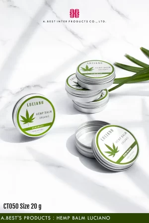 ตลับอลูมิเนียม 20 g ทรงกลม ของโรงงานบรรจุภัณฑ์เครื่องสำอางในประเทศไทย สำหรับใส่ลิปบาล์ม บนฝาตลับอลูมิเนียมพิมพ์ลายสีเขียว เป็นใบไม้ 7 แฉก และข้อความ Luciano hemp balm organic ตลับอลูมิเนียมวางซ้อนกัน 3 ตลับ มีตลับอลูมิเนียมวางเปิดฝาอยู่บนพื้นลายหินอ่อนที่มีเงาใบไม้สะท้อนลงบนพื้น