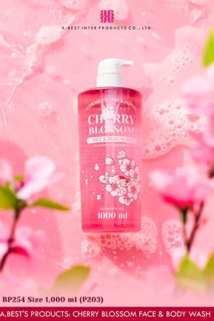 ขวดพลาสติก 1000 ml สีชมพูใส ของบริษัท เอ.เบสท์ อินเตอร์ โปรดักส์ จำกัด ผลิตจากเม็ดรีไซเคิล บรรจุ 1000 ml คู่ปั๊มครีมสีขาว บนขวดพลาสติก 1000 ml มีลวดลายดอกซากุระ และข้อความ คำว่า CHERRY BLOSSOM FACE & BODY WASH วางบนผิวน้ำสีชมพู ที่มีดอกซากุระอยู่ซ้ายขวา