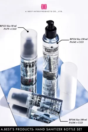 ชุดขวดแอลกอฮอล์ ขนาด 50 ml 100 ml และ 150 ml ของทาง เอ.เบสท์ อินเตอร์ โปรดักส์ ผลิตจากเม็ดพลาสติกรีไซเคิลคู่กับปั๊มเซรั่มและปั๊มสเปรย์ มีฝาครอบพลาสติกสามารถล็อกกับขวดพลาสติก มีลวดลายสีดำบนขวดเกี่ยวกับการป้องกันเชื้อไวรัสโคโรน่า 2019 วางบนแผ่นกระจก สี่เหลี่ยม ที่สะท้อนท้องฟ้ามีเมฆ