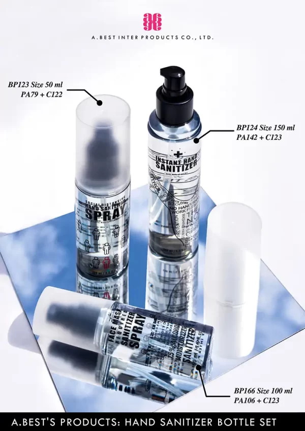 ชุดขวดแอลกอฮอล์ ขนาด 50 ml 100 ml และ 150 ml ของทาง เอ.เบสท์ อินเตอร์ โปรดักส์ ผลิตจากเม็ดพลาสติกรีไซเคิลคู่กับปั๊มเซรั่มและปั๊มสเปรย์ มีฝาครอบพลาสติกสามารถล็อกกับขวดพลาสติก มีลวดลายสีดำบนขวดเกี่ยวกับการป้องกันเชื้อไวรัสโคโรน่า 2019 วางบนแผ่นกระจก สี่เหลี่ยม ที่สะท้อนท้องฟ้ามีเมฆ