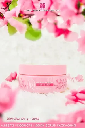 กระปุกพลาสติกสกินแคร์ ขนาด 170 g ของทาง เอ.เบสท์ อินเตอร์ โปรดักส์ ตัวกระปุกพลาสติกสกินแคร์ และฝาเกลียวพลาสติก ทำสีชมพูทั้งชุด โดยบนตัวบรรจุภัณฑ์งพิมพ์ลวดลายทุ่งดอกไม้ และโลโก้ Love rose cosmetic packaging วางบนพรมขนสีขาว ที่มีดอกซากุระอยู่บริเวณโดยรอบ