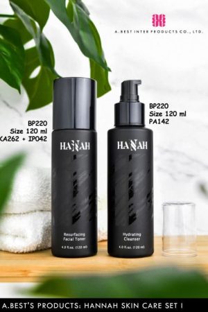 ขวดพลาสติกรีไซเคิลสีดำพ่นด้าน ขนาด 120 ml ของบริษัทเอ.เบสท์ อินเตอร์ โปรดักส์ จำกัด คู่กับปั๊มหยดสีดำ และฝาเกลียวครอบอลูมิเนียมสีดำ มีลวดลายบนขวดพิมพ์เค คำว่า HANNAH สกรีนคำว่า Toner และ Cleanser วางบนแผ่นไม้สีน้ำตาล มีผ้าสีขาววางข้างหลัง ใบไม้สีเขียวมุมซ้ายของภาพ