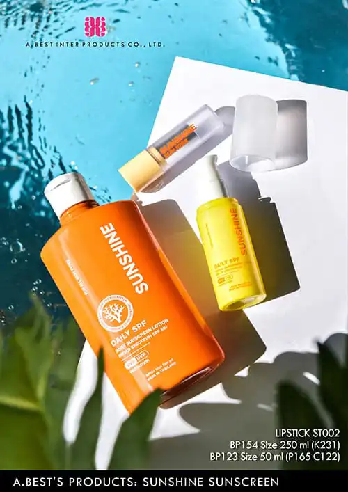 ชุดครีมกันแดด ของเอ.เบสท์ ผลิตจากเม็ดพลาสติกรีไซเคิล ประกอบด้วยขวดทรงรี สีส้ม คู่ฝาฟลิป 250 ml ขวดทรงกระบอกบ่าล็อค สีเหลือง 50 ml และแท่งลิปสติก สีครีมฝาพ่นด้าน บนชุดครีมกันแดดมีข้อความคำว่า SUNSHINE วางบนพื้นสีขาวที่อยู่บนผิวน้ำสีฟ้า มีใบไม้อยู่ด้านล่างของภาพ