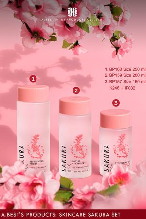 เซตขวดพลาสติกทรงกระบอกพ่นด้าน ขนาด 150 ml, 200 ml และ 250 ml ของบริษัทเอ.เบสท์ อินเตอร์ โปรดักส์ จำกัด ผู้ผลิตแพ็คเกจจิ้งเครื่องสำอาง สามารถใช้ฝาเกลียวเสมอบ่าสีชมพูร่วมกันได้ บนขวดมีลวดลายซากุระสีชมพู ข้อความว่า SAKURA วางบนพื้นสีชมพู ที่มีดอกซากุระอยู่มุมบนและล่างของภาพ