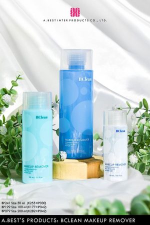 ขวดทรงกระบอกสีฟ้าไซส์ 200 ml ขวดสีเขียว ไซส์ 100 ml และขวดสีขาวน้ำข้าว ไซส์ 50 ml ของบริษัทเอ.เบสท์ อินเตอร์ โปรดักส์ จำกัด คู่ฝาเกลียวเสมอบ่าสีใสผสมเม็ดรีไซเคิล มีข้อความบนขวดคำว่า BClean Makeup Remover วางบนผ้าสีขาวมุก ที่มีพุ่มไม้สีเขียวดอกไม้สีขาวโดยรอบ