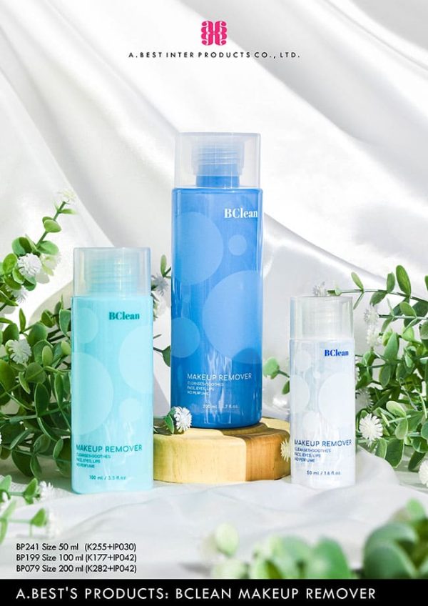 ขวดทรงกระบอกสีฟ้าไซส์ 200 ml ขวดสีเขียว ไซส์ 100 ml และขวดสีขาวน้ำข้าว ไซส์ 50 ml ของบริษัทเอ.เบสท์ อินเตอร์ โปรดักส์ จำกัด คู่ฝาเกลียวเสมอบ่าสีใสผสมเม็ดรีไซเคิล มีข้อความบนขวดคำว่า BClean Makeup Remover วางบนผ้าสีขาวมุก ที่มีพุ่มไม้สีเขียวดอกไม้สีขาวโดยรอบ