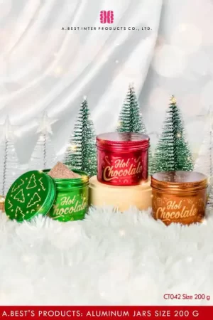 กระปุกอลูมิเนียม 200 g ของบริษัทเอ.เบสท์ อินเตอร์ โปรดักส์ จำกัด ผู้ผลิตบรรจุภัณฑ์เครื่องสำอางในประเทศไทย เรามีกระปุกอลูมิเนียมทำสีแดง สีเขียว สีน้ำตาล พร้อมพิมพ์ลวดลายบนกระปุกอลูมิเนียม 200 g เป็นลายธีมคริสมาส วางบนพรมขนสีขาว มีต้นคริสตืมาสโดยรอบ หิมะตก