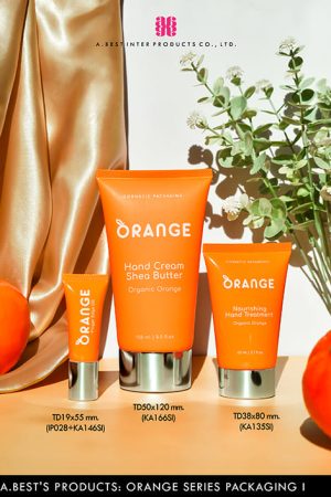 หลอดโฟมสีส้ม คู่ฝาเกลียวครอบอลูมิเนียมสีเงินเงา ของบริษัทเอ.เบสท์ อินเตอร์ โปรดักส์ จำกัด สามารถเคลือบผิวด้าน และผิวเงาได้ มีDia. 19,38 และ50 mm พิมพ์สกรีนสีขาว คำว่า Orange วางบนพื้นสีส้ม ที่มีผลส้มวางข้างๆ แกพื้นหลังสีขาวมีผ้าสีทองส้มด้านหลัง และดอกไม้สีขาวด้านขวามือ