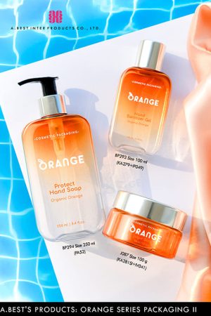 ชุดขวดทรงแบนพ่นไล่สีส้มบ่าลงมา มีไซส์ 250 ml คู่ปั๊มครีมสีดำครอบอลูมิเนียมสีเงินเงา และ 100 mlคู่ฝาเกีลยวสีเงินเงา และกระปุก ไซส์100 g พ่นสีส้มหมุนคู่ฝาเกลียวครอบอลูมิเนียมสีเงินเงา วางบนพื้นสีขาว ข้างๆริมสระว่ายน้ำ มีผ้าสีส้มทองมุกวางด้านขวามือ บรรจุภัณฑ์พิมพ์สกรีนคำว่า Orange