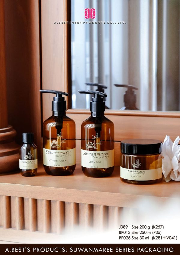 เซตขวดและกระปุกสีชา ใส่เม็ดรีไซเคิล 100 % ขวดสีชาไซส์250ml คู่ปั๊มครีมสีดำ ขวดสีขาไซส์ 30 ml คู่ฝาเกลียว และกระปุกสีชาคู่ฝาเกลียวสีดำ วางบนชั้นไม้