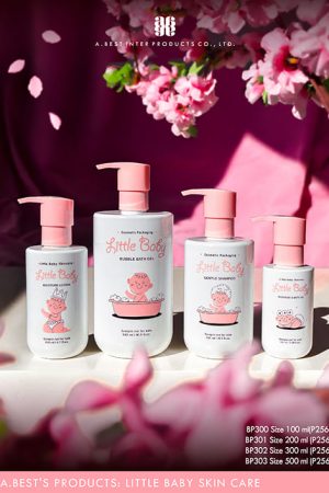 ขวดบ่าตัดก้นมนของเอ.เบสท์ อินเตอร์ โปรดักส์ จำกัด สีขาวผสม PCR30% มีไซส์ 100ml,200ml, 300ml และ 500ml คู่ปั๊มครีมสีชมพู มีลวดลายเป็นเด็กเล็ก น่ารักๆ พร้อมข้อความคำว่า Little Baby วางบนพื้นสีขาวที่มีดอกซากุระด้านบนและด้านล่าง