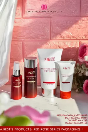 หลอดโฟมสีขาว และขวดบ่าตัดสีแดง ของบริษัทเอ.เบสท์ อินเตอร์ โปรดเกส์ จำกัด เราผลิตบรรจุภัณฑ์เครื่องสำอาง ฝาเกลียวและปั๊มสเปรย์สีขาวสามารถครอบอลูมิเนียมสีเงินเงาได้ บริการพ่นไล่สีแดงจากล่างขึ้นบน บริการพิมพ์สกรีนบนขวด คำว่า Red rose รูปกุหลาบ วางบนพื้นสีขาว พื้นหลังสีชมพู มีดอกกุหลาบสีชมพูโดยรอบ