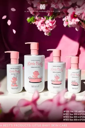 ขวดบ่าตัดก้นมนของเอ.เบสท์ อินเตอร์ โปรดักส์ จำกัด สีขาวผสม PCR30% มีไซส์ 100ml,200ml, 300ml และ 500ml คู่ปั๊มครีมสีชมพู มีลวดลายเป็นเด็กเล็ก น่ารักๆ พร้อมข้อความคำว่า Little Baby วางบนพื้นสีขาวที่มีดอกซากุระด้านบนและด้านล่าง