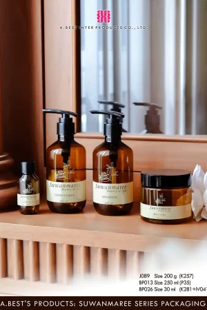 เซตขวดและกระปุกสีชา ใส่เม็ดรีไซเคิล 100 % ขวดสีชาไซส์250ml คู่ปั๊มครีมสีดำ ขวดสีขาไซส์ 30 ml คู่ฝาเกลียว และกระปุกสีชาคู่ฝาเกลียวสีดำ วางบนชั้นไม้