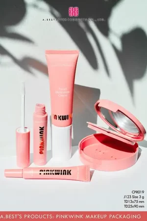 แพคเกจจิ้งเมคอัพทำสี ของเอ.เบสท์ ผู้ผลิตแพคเก็จจิ้งเครื่องสำอางในประเทศไทย รับผลิต ลิปจิ้มจุ่ม หลอดโฟมทำสี และตลับแป้ง 2 ชั้น สีชมพู ตกแต่งด้วยพิมพ์เคสีพิ้งโกล์ด วางบนพื้นสีขาวที่มีเงาใบไม้อยู่ด้านหลัง