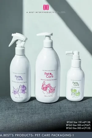 ชุดขวดสีขาวทรงบ่าสโลปก้นมนที่มีไซส์150 ml 300ml และ 500 ml คู่ปั๊มครีมและสเปรย์ วางเรียงกันบนโซฟามีลายเส้นน้องหมาและแมวอยู่บนขวด