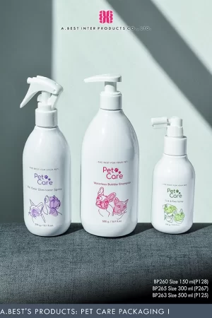 ชุดขวดสีขาวทรงบ่าสโลปก้นมนที่มีไซส์150 ml 300ml และ 500 ml คู่ปั๊มครีมและสเปรย์ วางเรียงกันบนโซฟามีลายเส้นน้องหมาและแมวอยู่บนขวด