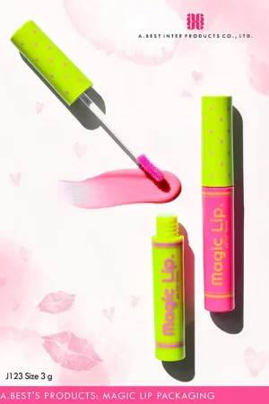 ลิปกลอสกลมทำสี 3 g มีตัวมีสีชมพู และสีเขียว พิมพ์ลาย Magic Gloss วางบนพื้นสีขาว ตัวแปลงมีลิปกลอสสีชมพูปาดอยู่ข้างตัวขวด