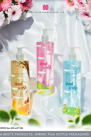 ขวดชริ้งฟิล์ม 500 ml ของบริษัทเอ.เบสท์ อินเตอร์ โปรดักส์ จำกัด 3 ขวด ชริ้งสีน้ำตาล ชมพู ฟ้า วางบนผ้าสีขาวมุกที่มีดอกไม้อยู่มุมซ้ายขวาด้านบน