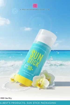 แท่งสติ๊กทำสี 30g ฝาเป็นสีใส่ ตรงลำตัวแท่งสติ๊กสีฟ้าเขียว แกนหมุนสีเหลือง ของบริษัทเอ.เบสท์ อินเตอร์ โปรดักส์ จำกัด รับผลิตบรรจุภัณฑ์เครื่องสำอาง พิมพ์สกรีนบนลำตัวคำว่า SunStick สีเหลือง วางบนหาดทรายขาวที่มีดอกกล้วยไม้สีเหลืองขาว ท้องฟ้า สดใส น้ำทะเลสีฟ้าใส