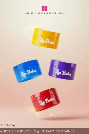 ตลับลิปบาล์ม5g ของเอ.เบสท์ อินเตอร์ โปรดักส์ เรารับผลิตตลับลิปบาล์มทำสีได้ทั้ง เหลือง น้ำเงิน ม่วง และสีแดง ลอยอยู่บนอากาศพื้นหลังสีงาช้างไล่สีชมพู