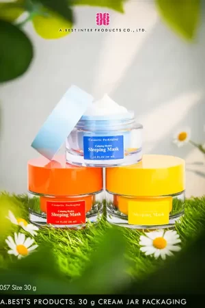 กระปุกครีม 30 g สีฟ้าเปิดฝาสีฟ้า ด้านในกระปุกมีเนื้อครีมสีขาว วางบนกระปุกสีส้ม และสีเหลืองวางบนพื้นหญ้าสีดขียวที่มีดอกเดซี่อยู่โดยรอบ