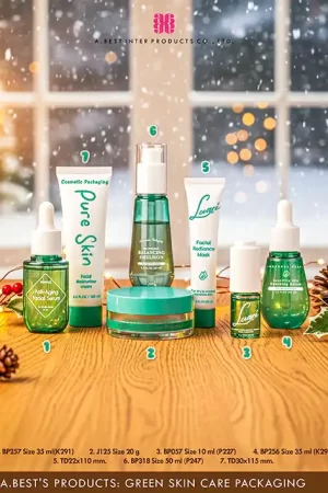 ชุดสกินแคร์สีเขียวของบริษัทเอ.เบสท์ อินเตอร์ โปรดักส์ จำกัด มีขวดดรอปเปอร์สีเขียว10 ml 35 ml รวมไปถึงขวดเซรั่มสีเขียว ไซส์ 50 ml นอกจากนี้ยังมี หลอดโฟมสีขาว ฝาเกลียวสีเขียว และกระปุกแป้งฝุ่นฝาสีเขียว วางบนพื้นลายไม้สีน้ำตาลอ่อนที่มีต้นสนและต้นฮอลลี่ อยู่ข้างๆชิ้นงาน ฉากหลังเป็นหน้าต่างที่ด้านนอกมีหิมะสีขาว