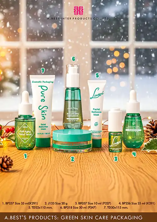 ชุดสกินแคร์สีเขียวของบริษัทเอ.เบสท์ อินเตอร์ โปรดักส์ จำกัด มีขวดดรอปเปอร์สีเขียว10 ml 35 ml รวมไปถึงขวดเซรั่มสีเขียว ไซส์ 50 ml นอกจากนี้ยังมี หลอดโฟมสีขาว ฝาเกลียวสีเขียว และกระปุกแป้งฝุ่นฝาสีเขียว วางบนพื้นลายไม้สีน้ำตาลอ่อนที่มีต้นสนและต้นฮอลลี่ อยู่ข้างๆชิ้นงาน ฉากหลังเป็นหน้าต่างที่ด้านนอกมีหิมะสีขาว