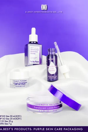 บรรจุภัณฑ์สีม่วงของบริษัทเอ.เบสท์ อินเตอร์ โปรดักส์ จำกัด มีดรอปเปอร์ PCR 100% สีม่วงไซส์ 50 ml,20 ml กระปุกแป้งฝุ่น ฝาม่วง และกระปุกครีม 7 g สีขาว วางบนพื้นผ้าสีขาว มีฉากหลังเป็นสีม่วง