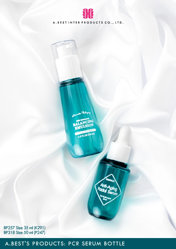 ขวดเซรั่มพลาสติกของบริษัทเอ.เบสท์ อินเตอร์ โปรดักส์ จำกัด เป็นขวดรีไซเคิล สีฟ้าอมเขียว ทรงหยดน้ำ คู่ปั๊มครีมสีขาวทมีฝาครอบใส 50 ml และขวด บ่าตัดก้นมน สีเขียวอมฟ้า คู่ดรอปเปอร์ สีขาว 35 ml วางบนผ้าสีขาวมุก