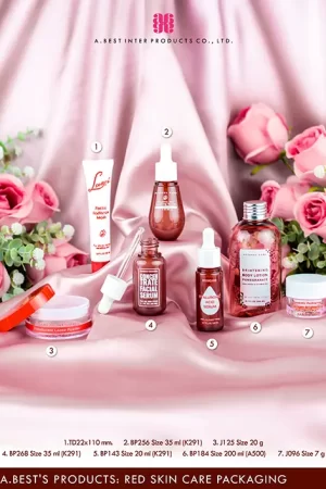 ชุดแพคเกจจิ้งทำสี ของเอ.เบสท์ อินเตอร์ โปรดักส์ จำกัด มีขวดดรอปเปอร์สีชมพูเข้ม 20 ml,35 ml ขวดบ่ามนก้นตัดสีชมพูเข้ม คู่ฝาเกลียวอลูมิเนียม 200ml หลอดโฟมสีขาว ฝาแดง กระปุกแป้งฝุ่น 20 g และกระปุกครีม 7 g วางบนผ้ามันสีชมพูมุก ที่มีดอกกุหลาบสีชมพูดแซมดอกไม้สีขาวเล็ก ซ้ายขวา ต้อนรับวันวาเลนไทน์