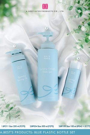 ชุดบรรจุภัณฑ์สีฟ้าของเอ.เบสท์ อินเตอร์ โปรดักส์ จำกัด เราผลิตขวดทำสีฟ้า ทรงกระบอก ที่มีไซส์ 100ml 250 ml 500ml คู่ปั๊มครีมสีเดียวกับขวด วางบนพื้นผ้าสีขาวมุกที่มีดอกไม้วางโดยรอบ