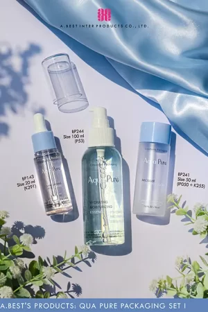 แพคเกจจิ้งบำรุงผิวหน้า ขวดบ่ามนก้นตัดไซส์ 100 ml ขวดทรงกระบอก คู่ฝาเกลียวเสมอบ่าสีฟ้า 50 ml และดรอปเปอร์ 20 ml วางบนพื้นสีขาวที่มีผ้าสีฟ้ามุมขวาบน ดอกไม้เล็กๆอยู่ล่างภาพ