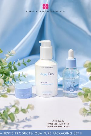 แพคเกจจิ้งสกินแคร์ ของเอ.เบสท์ อินเตอร์ โปรดักส์ มีขวดบ่าสโลป 150 ml ขวดดรอปเปอร์บ่ามนก้นตัด 50 ml และกระปุกชั้นเดียวสีฟ้า 5 g วางบนพื้นสีขาว ที่มีฉากหลังผ้าสีฟ้า และดอกไม้เล็กๆซ้ายขวาของภาพ