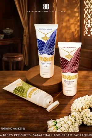 ชุดหลอดโฟมรีไซเคิล ของบริษัทเอ.เบสท์ อินเตอร์ โปรดักส์ จำกัด หลอดโฟมและฝาผลิตจาก HDPE รีไซเคิล รวมไปถึงงานพิมพ์ทำมาจาก Soy Oil Ink เป็นลวดลายสไบไทย Softpower วางบนพื้นไม้สีน้ำตาลในห้องเรือนไทยที่มีแสงสะท้อนเข้ามาในห้อง