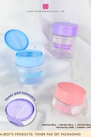 กระปุกTonerPad ของบริษัทเอ.เบสท์ อินเตอร์ โปรดักส์ จำกัด มี ไซส์ 100 g, 200 g, 250 g คู่ฝาฟลิปสีพีช สีม่วงและสีฟ้าที่มีล็อคที่คีบ Toner พร้อมพิมพ์สกรีน น่ารักๆ วางบนผ้าสีขาว