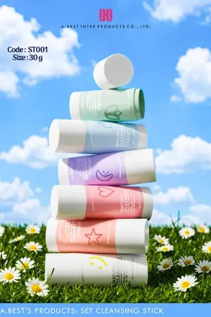 แพคเกจจิ้งสกินแคร์ แท่งสติ๊ก 30 g ของบริษัทเอ.เบสท์ อินเตอร์ โปรดักส์ จำกัด วางซ้อนกัน โดยเรียงสีจากล่างขึ้นบนได้แก่ สีขาว พีช ชมพู ม่วง ฟ้า และสีเขียว วางบนพื้นหญ้าที่มีดอกเดซี่ สีขาว ฉากหลังเป็นท้องฟ้าสดใส มีก้อนเมฆลอยกลางอากาศ