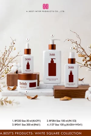 ชุดบรรจุภัณฑ์เครื่องสำอางสีขาวทรงสี่เหลี่ยม "WHITE SQUARE COLLECTION" จาก A.BEST INTER PRODUCTS จัดวางบนแท่นหินอ่อนและฐานไม้ รายล้อมด้วยกิ่งไม้แห้ง ประกอบด้วยบรรจุภัณฑ์ 4 ชิ้น คือ ขวดดรอปเปอร์สี่เหลี่ยมสีขาว ดรอปเปอร์ครอบอลูมิเนียมสีน้ำตาลทองแดง ขวามือขวดสี่เหลี่ยมไซส์ 300 ml คู่ปั๊มสีขาวครอบอลูมิเนียมสีน้ำตาลทองแดง ขวามือถัดมา ขวดสี่เหลี่ยมสีขาว ไซส์ 100 ml คู่ปั๊มสเปรย์ฝาครอบใส ครอบอลูมิเนียมสีน้ำตาลทองแดง และซ้ายสุดกระปุกสีขาว ไซส์ 100g ฝาเกลียวครอบอลูมิเนียมสีน้ำตาลทองแดง