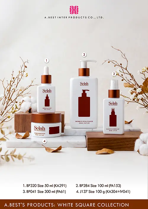 ชุดบรรจุภัณฑ์เครื่องสำอางสีขาวทรงสี่เหลี่ยม "WHITE SQUARE COLLECTION" จาก A.BEST INTER PRODUCTS จัดวางบนแท่นหินอ่อนและฐานไม้ รายล้อมด้วยกิ่งไม้แห้ง ประกอบด้วยบรรจุภัณฑ์ 4 ชิ้น คือ ขวดดรอปเปอร์สี่เหลี่ยมสีขาว ดรอปเปอร์ครอบอลูมิเนียมสีน้ำตาลทองแดง ขวามือขวดสี่เหลี่ยมไซส์ 300 ml คู่ปั๊มสีขาวครอบอลูมิเนียมสีน้ำตาลทองแดง ขวามือถัดมา ขวดสี่เหลี่ยมสีขาว ไซส์ 100 ml คู่ปั๊มสเปรย์ฝาครอบใส ครอบอลูมิเนียมสีน้ำตาลทองแดง และซ้ายสุดกระปุกสีขาว ไซส์ 100g ฝาเกลียวครอบอลูมิเนียมสีน้ำตาลทองแดง