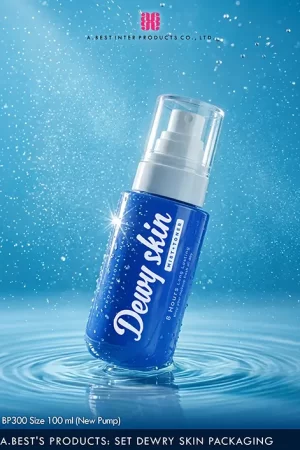 ขวดก้นมนบ่าตัด 100 ml ของเอ.เบสท์ อินเตอร์โปรดักส์ ผลิตบรรจุภัณฑ์เครื่องสำอางในประเทศไทย ทำสีน้ำเงิน ใส่ PCR ได้ คู่ปั๊มสเปรย์ใหม่เสมอบ่า วางบนผิวน้ำ ขวดเอียง 45 องศา มีสเปรย์ฟุ้งบริเวณรอบ