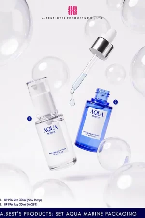 ดรอปเปอร์ 30 ml ทำสีใสคู่ปั้มเซรั่มสีขาวครอบฝาใส และขวดดรอปเปอร์ 30ml สีฟ้าคู่ดรอปเปอร์ครอบอลูมิเนียม ของบริษัทเอ.เบสท์ อินเตอร์ โปรดักส์ จำกัด ผลิตบรรจุภัณฑ์เครื่องสำอางในไทย มีลายพิพม์ สกรีนสีขาวสีเหลี่ยมข้างในมีตัวหนังสือคำว่า AQUA Serum ลอยอยู่กลางอากาศ ที่มีฟอง บับเบิ้ล ใหญ่ อยู่บริเวณโดยรอบ